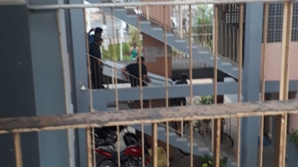 Idosa estava com os pulsos amarrados à cabeceira da cama, mas seu corpo não tinha sinais de violência (Foto: Reprodução/CBN)