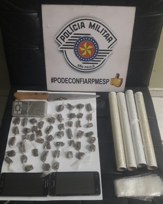 Os policiais apreenderam porções de maconha, balança de precisão, apetrechos usados no preparo e uma faca (Foto: Divulgação/PM)