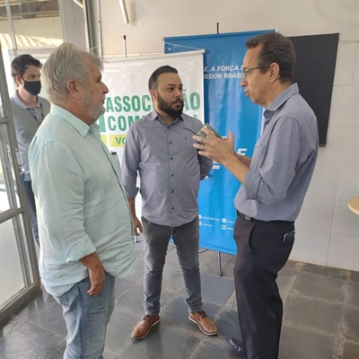 O prefeito Jorge Seba acompanhou ontem o início dos trabalhos do mutirão; atendimento é feito no Centro do Empreendedor (Foto: Prefeitura de Votuporanga)