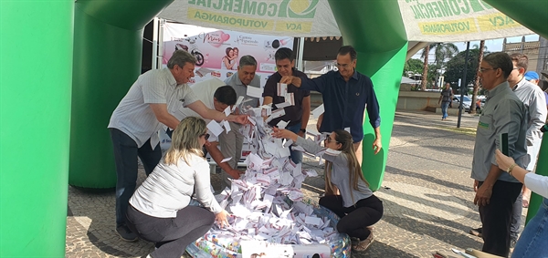 Diretoria da ACV e autoridades municipais participaram nesta terça-feira (14), do sorteio da campanha de Dia das Mães deste ano (Foto: A Cidade)