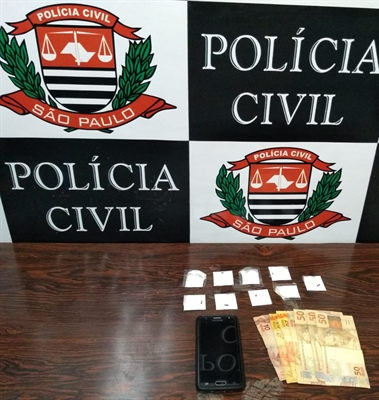 Os policiais apreenderam porções de cocaína, dinheiro e um aparelho celular (Foto: Divulgação/Dise)