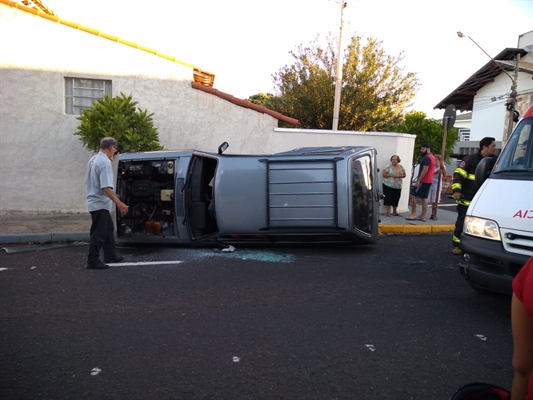 A condutora do veículo cinza teria ultrapassado o semáforo e colidido na lateral do outro carro, que seguia pela rua Sergipe (Foto: A Cidade)