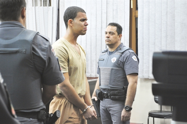 Durante a leitura da sentença, Kevin Michael chorou ao ouvir do juiz a pena de 28 anos aplicada  (Foto: Aline Ruiz/A Cidade)