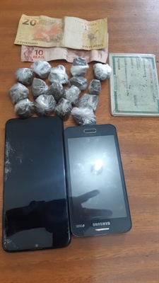 Os policiais apreenderam diversas porções de maconha, celular e uma quantia em dinheiro  (Foto: Divulgação/PM)