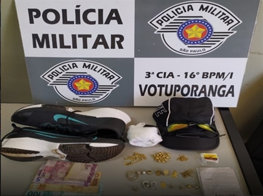 O ladrão trabalhão achou que havia se dado bem ao furtar R$ 6 mil em joias, mas acabou preso ao esquecer seu celular na cena do crime (Foto: Divulgação)