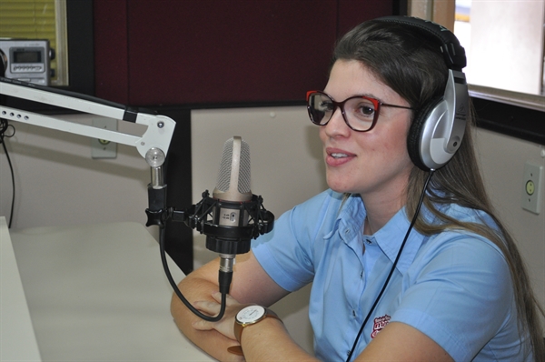 A gerente da loja na cidade, Natália Assad, foi a entrevistada da Cidade FM nesta terça-feira (17)  (Foto: A Cidade)