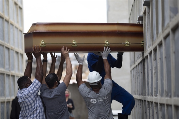 Piora da pandemia na América do Sul é, principalmente, por conta do Brasil (Foto: Silvia Izquierdo/AP)