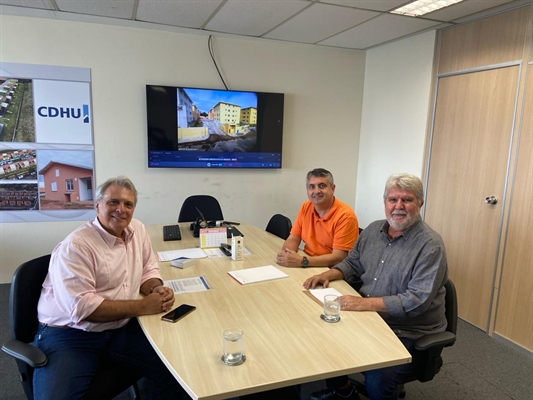 O prefeito Jorge Seba voltou a São Paulo ontem e se encontrou com os diretores da CDHU Silvio Vasconcelos e Eric Romero (Foto: Prefeitura de Votuporanga)