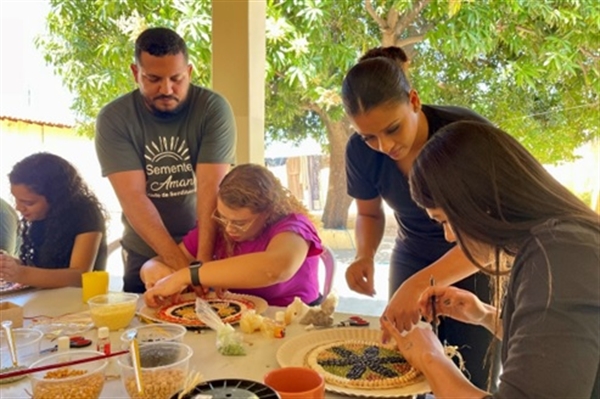 Inscrições já estão abertas para as oficinas, que propõem uma imersão na arte e na cultura local por meio de matérias-primas vindas da natureza  (Foto: Divulgação)