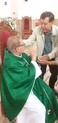 Padre Nino Carta e o jornalista João Carlos Ferreira, recordando os tempos do sacerdote como pároco em Votuporanga. (Foto: A Cidade)