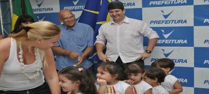 Prefeito promete maior reajuste salarial da história