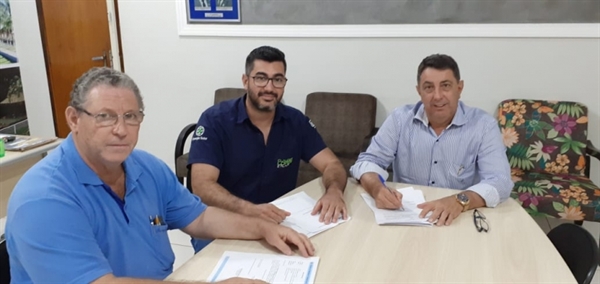 O prefeito Adilson Segura já assinou a ordem de serviço para construção da usina de energia solar; o prazo para obra é de 12 meses (Foto: Prefeitura de Valentim Gentil)
