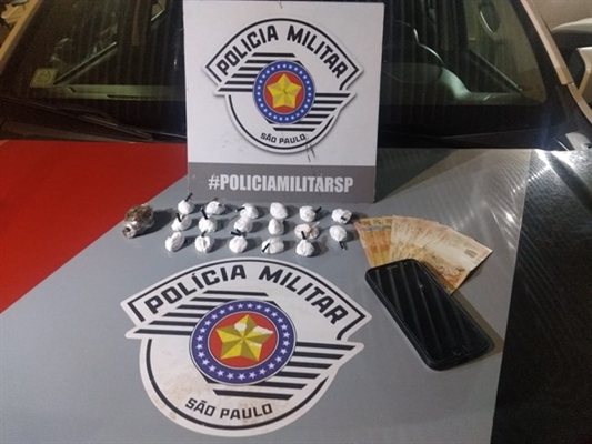 Policiais encontraram duas porções de cocaína com o traficante e outras 15 na casa dele, em Fernandópolis (Foto: Divulgação/PM)