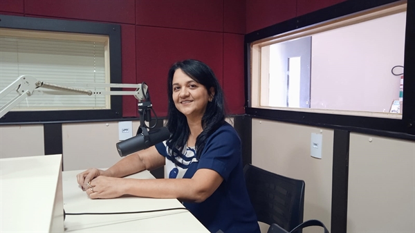 A coordenadora do curso de Pedagogia, Elimeire Alves de Oliveira, esteve nos estúdios da Cidade FM para falar da Jornada Pedagógica Foto: A Cidade