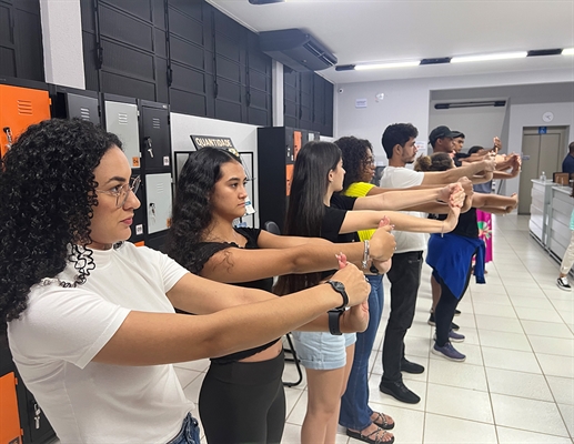 Orientação e alongamento aos frequentadores da biblioteca, promovendo o cuidado com a saúde física e prevenção de lesões (Foto: Divulgação Unifev)