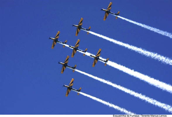 Durante as apresentações, a Esquadrilha da Fumaça realiza suas acrobacias com sete aeronaves Embraer A29 Super Tucano (Foto: Esquadrilha da Fumaça/Tenente Marcus Lemos)