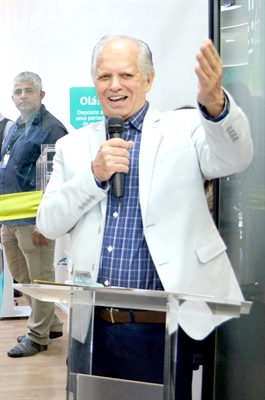 Osvaldo Pereira Caproni está sorrindo atoa após inaugurar sua nova agência bancária da Sicoob CredLíder na zona Norte  (Foto: A Cidade)