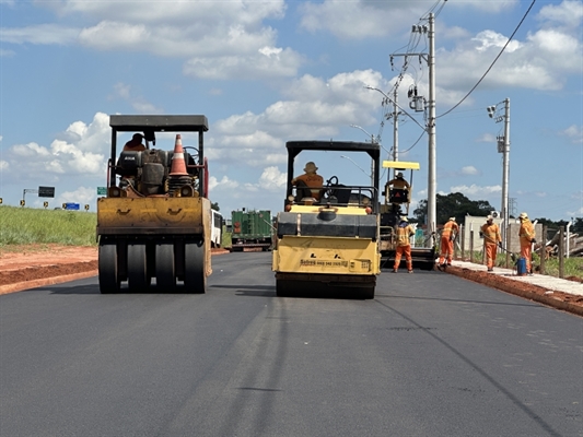 Trecho da marginal começou a ganhar asfalto; são cerca de 6 mil metros quadrados às margens da rodovia Euclides da Cunha (Foto: Prefeitura de Votuporanga)