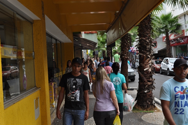 Apenas comércio abre as portas no feriado 