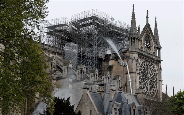 ombeiros jogam água em alguns pontos da catedral de Notre-Dame (Foto: Zakaria Abdelkafi / AFP Photo)