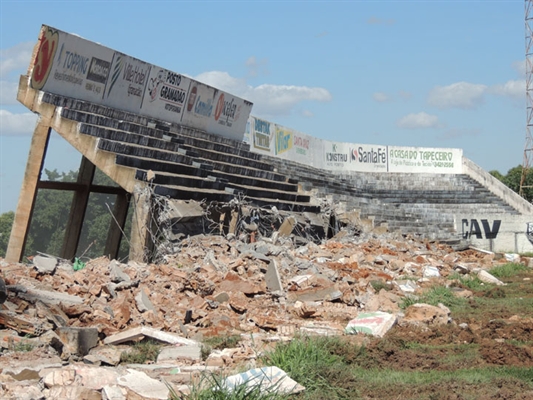 Arquibancadas do Plínio Marin são demolidas