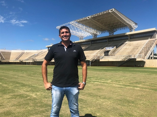 Eduardo Souza foi apresentado na manhã de ontem na Arena Plínio Marin (Foto: Fábio Ferreira/A Cidade)