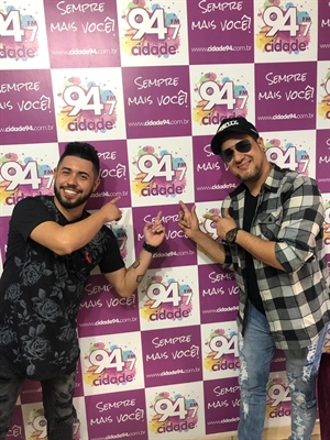 Dupla Roberty & Ruan estiveram na Cidade FM cantando a música de sucesso “Boca Livre” (Foto: Fábio Ferreira/A Cidade)