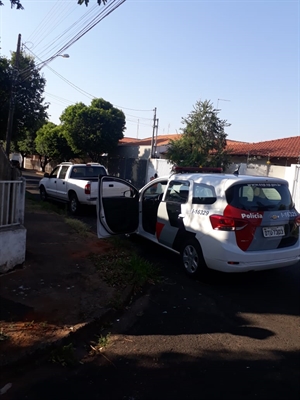 A Polícia Militar de Votuporanga compareceu no local para registrar o acidente entre uma caminhonete e uma moto  (Foto: A Cidade)