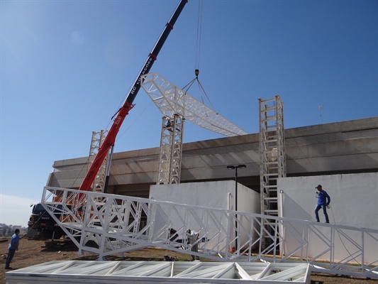 Na manhã de ontem, a empresa fixou peças da cobertura da Arena Plínio Marin (Foto: Daniel Castro/A Cidade)