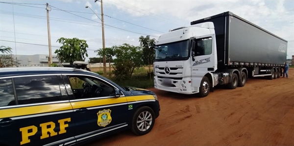 Motorista foi feito refém enquanto criminosos roubavam a carga do veículo; após levarem tudo, os bandidos abandonaram o caminhão  (Foto: Divulgação)