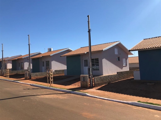  Para evitar aglomerações, a assinatura dos contratos e a entrega das chaves aconteceram de forma administrativa em tendas montadas no próprio Conjunto Habitacional Sebastianópolis do Sul D. (Foto: Estado de São Paulo)