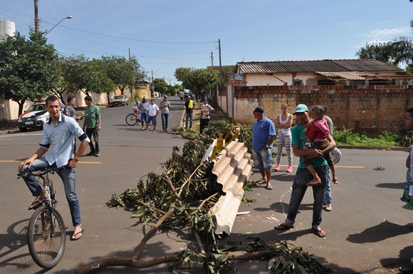 Moradores do Matarazzo protestam por melhorias