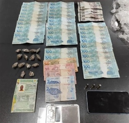 Durante a busca no estabelecimento, os policiais encontraram uma sacola em um balde no quintal do bar, com 14 porções de maconha (Foto: Divulgação)