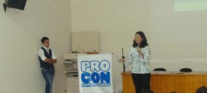 Diretora do Procon orienta novos consumidores no Dafic