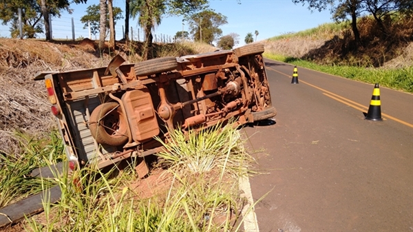 Após a batida os dois veículos capotaram, mas, felizmente, os motoristas sofreram apenas ferimentos leves (Foto: Votuporanga Tudo)