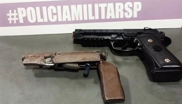 Os armamentos foram encontrados dentro de uma mochila na casa do menor (Foto: Divulgação)