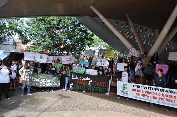 Os alunos se reuniram na Concha Acústica de Votuporanga para protestarem contra o bloqueio  (Foto: Érika Chausson/A Cidade)