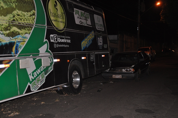 O dono do carro ainda teve o cuidado de trancar as portas e os vidros antes de abandonar o veículo (Foto: A Cidade)