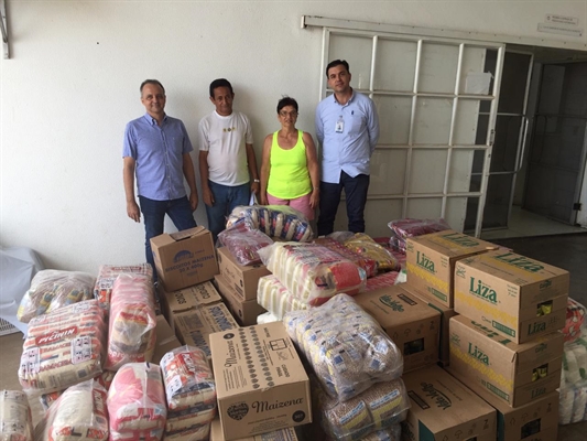 Dona Eva e seu marido Antônio Rubens doam alimentos para a Santa Casa de Votuporanga frequentemente (Foto: A Cidade)