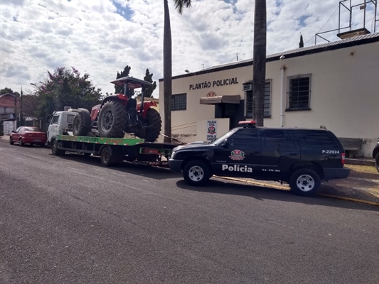 O trator MF 4292 foi conduzido para a Central de Flagrantes e posteriormente foi devolvido ao seu verdadeiro dono (Foto: Divulgação/Polícia Civil)