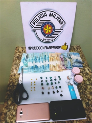 A Polícia Militar apreendeu mais de 20 porções de crack, além de duas porções de maconha e mais de R$ 1 mil (Foto: Divulgação/Polícia Militar)