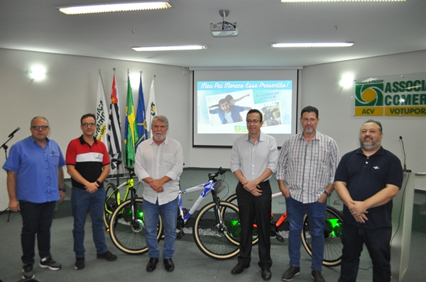 Diretores da ACV, comerciantes e o prefeito Jorge Seba participaram do lançamento da campanha para o Dia dos Pais (Foto: A Cidade)