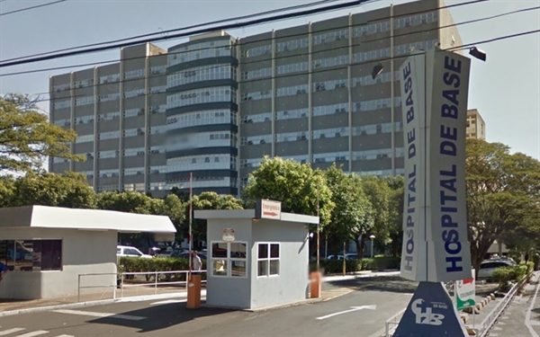 Ciclista foi transferido ao Hospital de Base de Rio Preto — Foto: Reprodução/Google