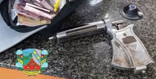 Homem assalta posto de gasolina usando pistola de vacinar gado (Foto: Divulgação)