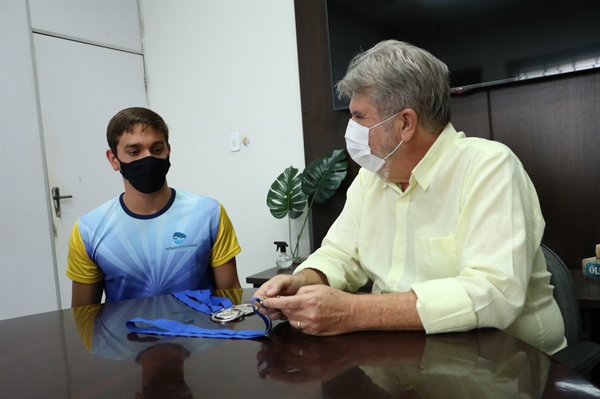 O atleta multicampeão do Centro de Formação de Natação, Heitor Napolitano, visitou o gabinete do prefeito Jorge Seba  (Foto: Prefeitura de Votuporanga)