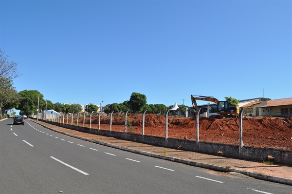 Máquinas já trabalham na área da AABB e, em breve, o sonho da construção de um parque aquático no local deve sair do papel  (Foto: A Cidade)