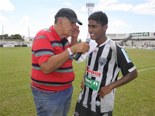 Manjinha no microfone da Rádio Cidade