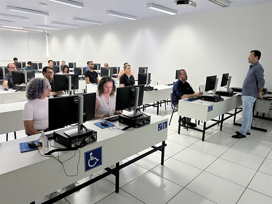 Paulo Gil Guimarães apresentando a capacitação aos colaboradores (Foto: Divulgação)