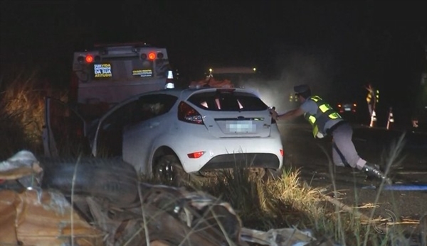 Policial retira carro de rodovia após o grave acidente em General Salgado (Foto: Reprodução/TV TEM)