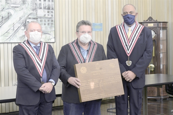 O presidente da Alesp, Carlão Pignatari, recebeu uma medalha em reconhecimento ao trabalho pelo Estado e respeito à Revolução de 1932 (Foto: Assessoria)